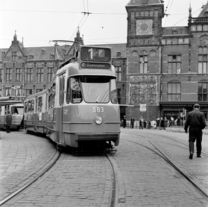 150076 Afbeelding van een tram van het G.V.B. voor het N.S.-station Amsterdam C.S. te Amsterdam.